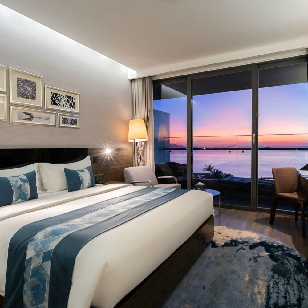 Premier Queen Oceanview Balcony